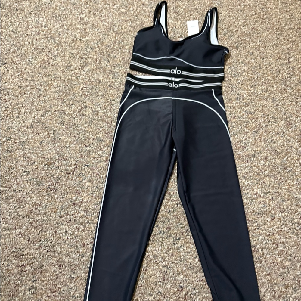 ALO Yoga Black and White Crop Top - Picture 3 of 5